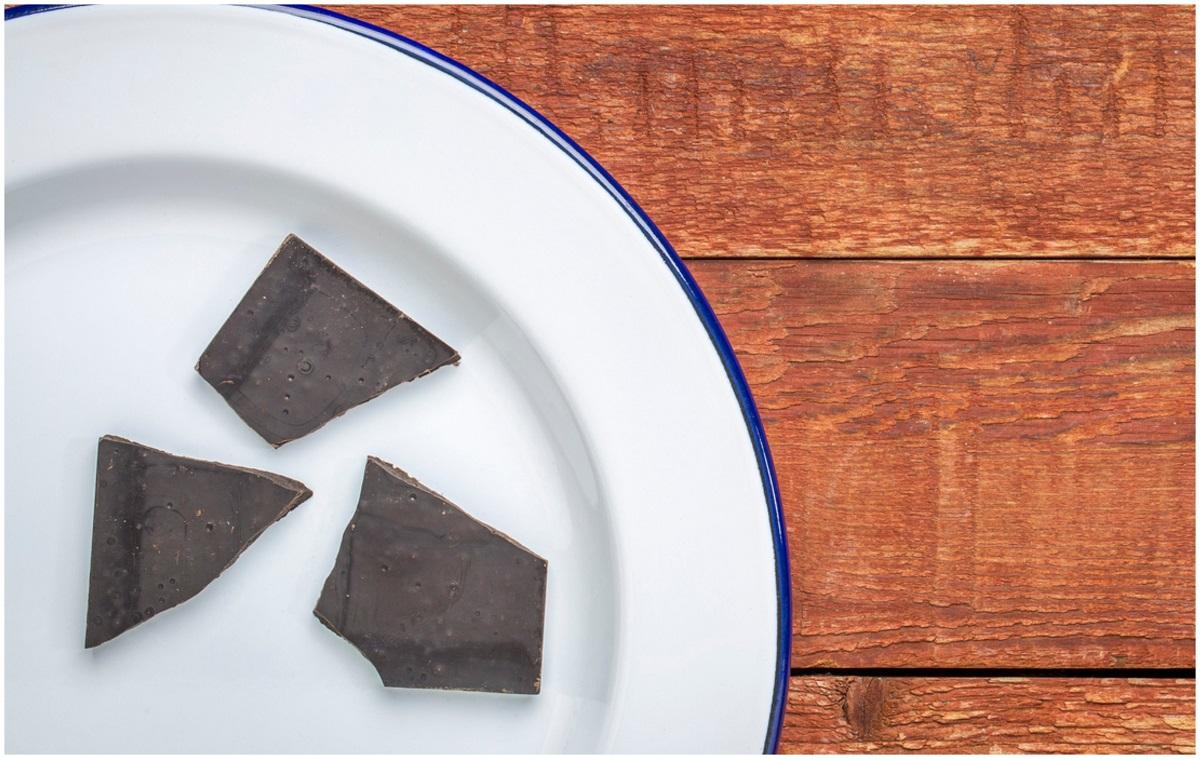 Ce se întâmplă cu organismul nostru dacă mâncăm zilnic o bucată de ciocolată neagră