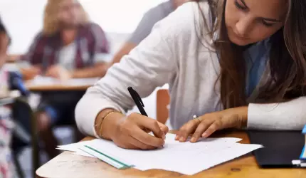 Rezultate Bac 2025. Edu.ro afişează notele la probele scrise înainte de contestaţii Notele obţinute de elevii de clasa a 12-a la examenul de bacalaureat, sesiunea de vară, înainte de depunerea contestațiilor, sunt afișate vineri, 20 iunie