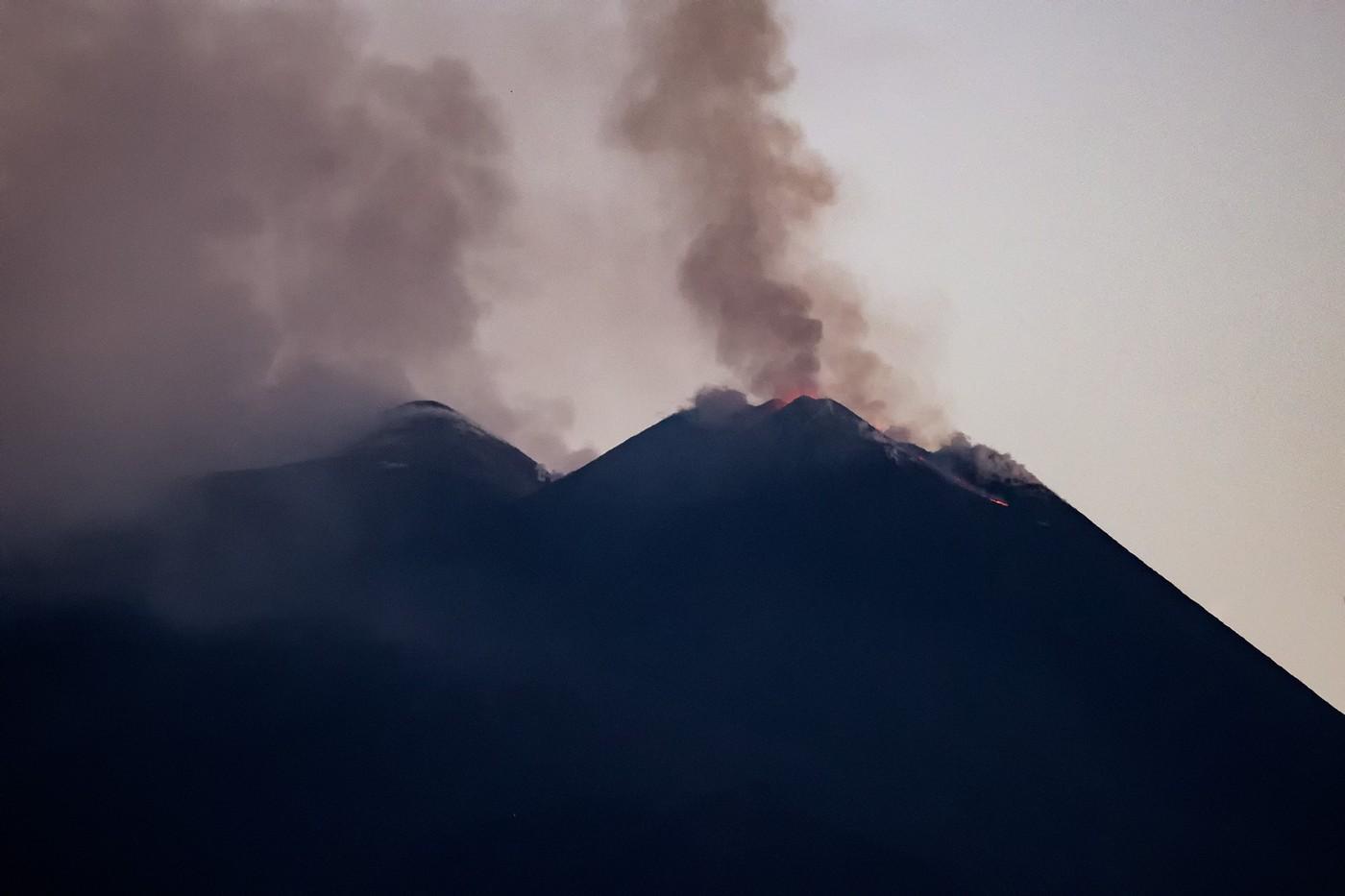 Vulcanul Etna a erupt şi a aruncat un nor uriaş de cenuşă. Autoritățile au emis avertismente pentru aviație