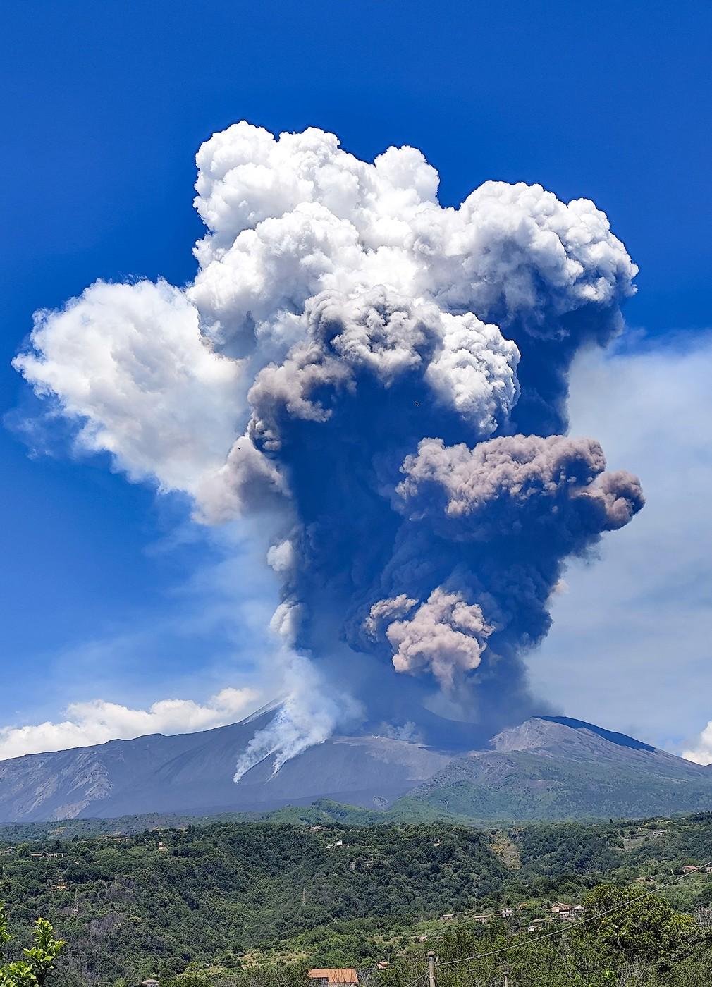 Vulcanul Etna a erupt şi a aruncat un nor uriaş de cenuşă. Autoritățile au emis avertismente pentru aviație