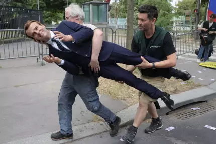 Statuie din ceară a lui Macron, furată de la Muzeul Grevin din Paris și depusă în fața Ambasadei Rusiei Statuie din ceară a lui Macron, furată de la Muzeul Grevin din Paris și depusă în fața Ambasadei Rusiei