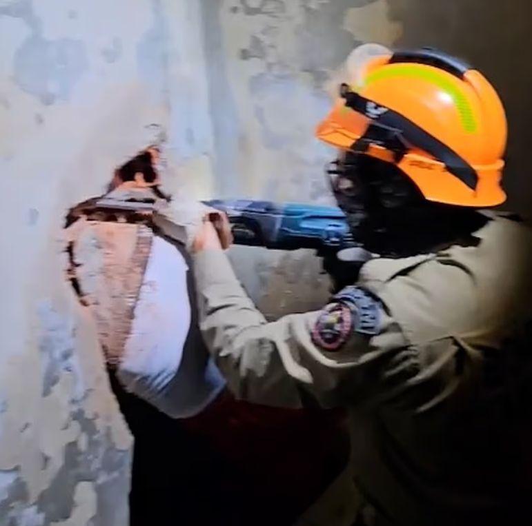 Evadare ratată în Brazilia: Un deţinut a rămas blocat în peretele pe care îl săpa în încercarea de a scăpa