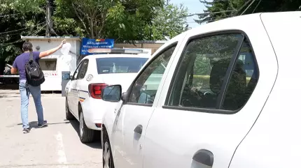 VIDEO Prima bandă, transformată chiar şi de poliţişti în parcare. "Am stat un minut, frate"