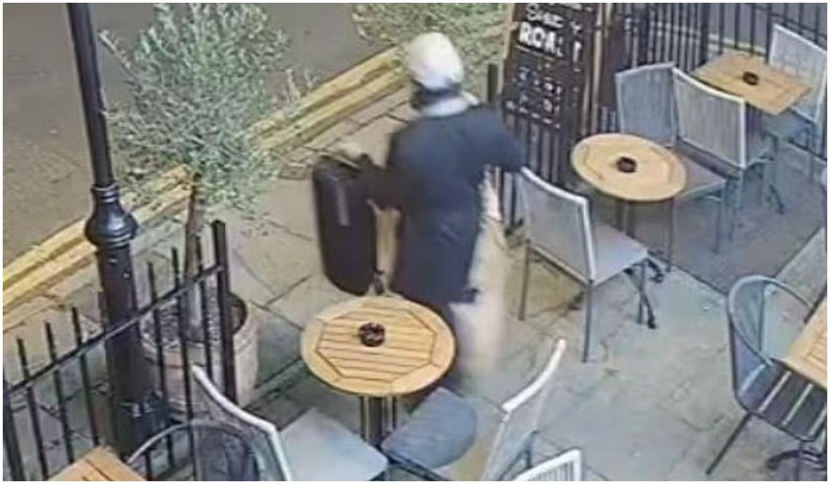 Hoţul iese din pub cu captura de 175.000 de euro