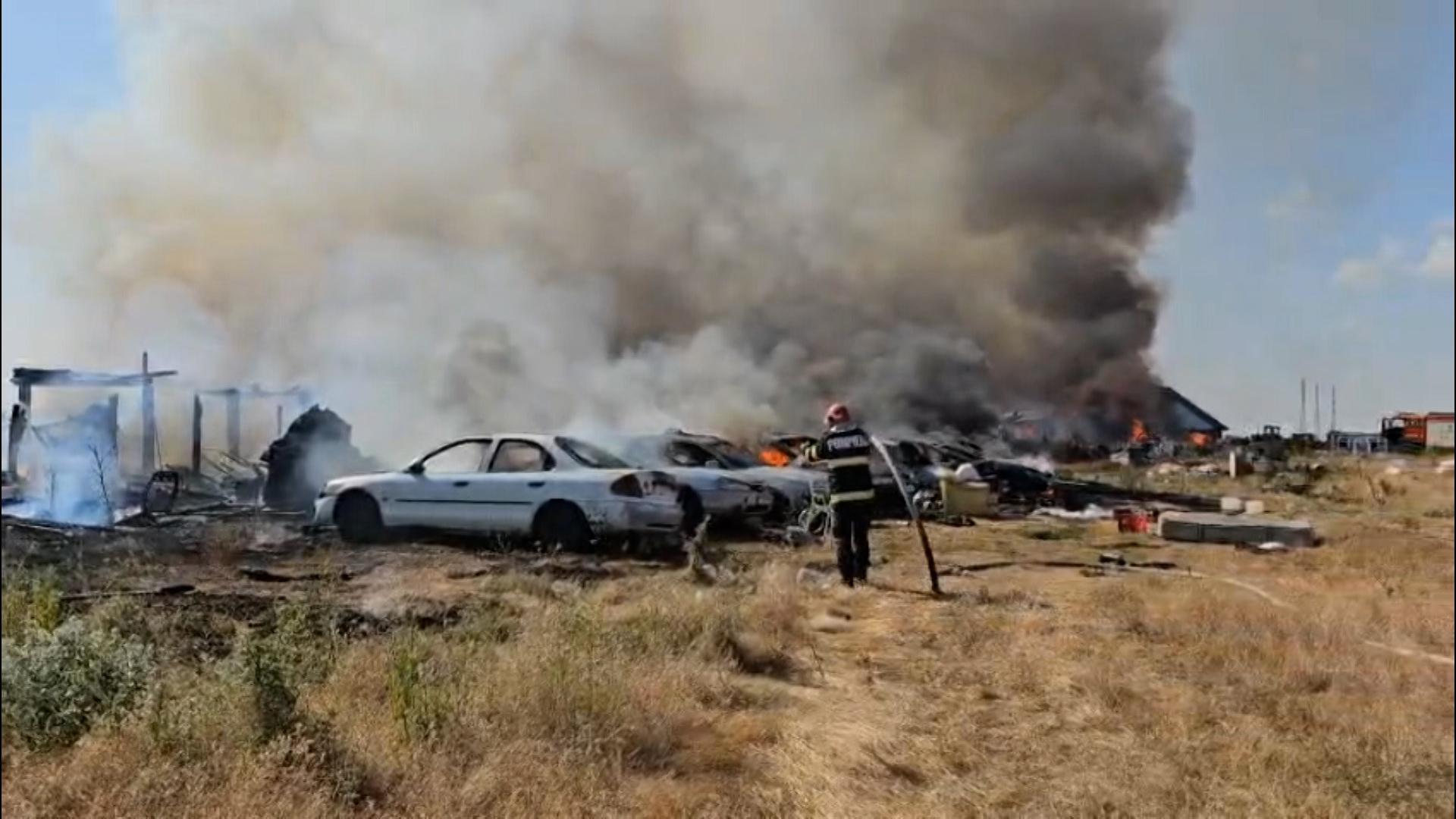 Pericol de explozie în Constanţa, după ce un incendiu violent a cuprins nouă maşini dezafectate