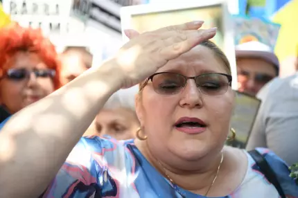 Trei deputați SOS au plecat din partid și o acuză pe Diana Șoșoacă de "putinism" şi "legionarism" Trei deputați SOS au plecat din partid și o acuză pe Diana Șoșoacă de "putinism" şi "legionarism"