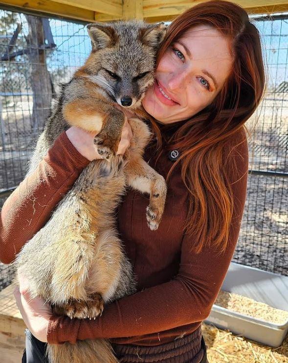 O influenceriţă de pe YouTube şi-a luat viaţa, doborâtă de valul de ură din online. Soţul şi fiica, în doliu