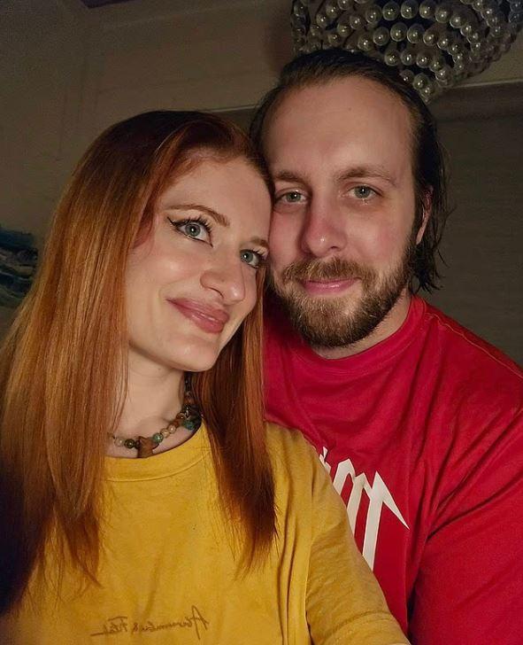 O influenceriţă de pe YouTube şi-a luat viaţa, doborâtă de valul de ură din online. Soţul şi fiica, în doliu