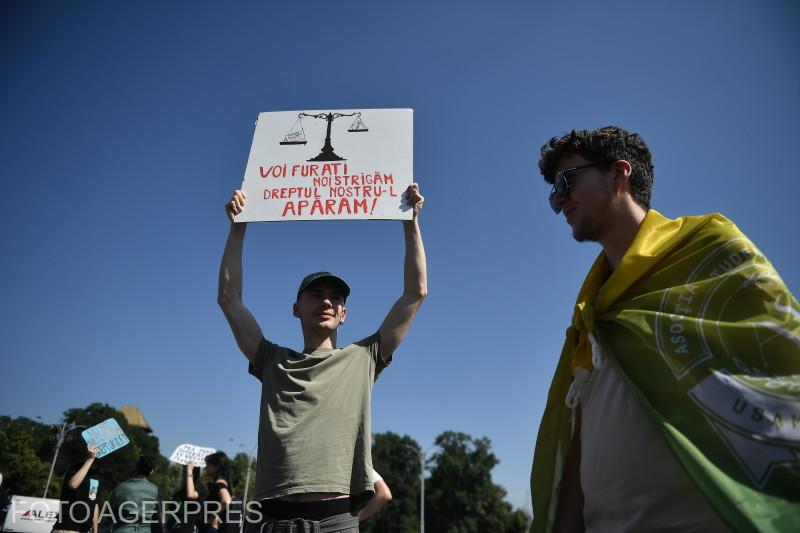 Studenţii protestează în Piaţa Victoriei "Voi aveţi buget, noi avem griji". Studenţii protestează faţă de iniţiativa Guvernului de a schimba bursele