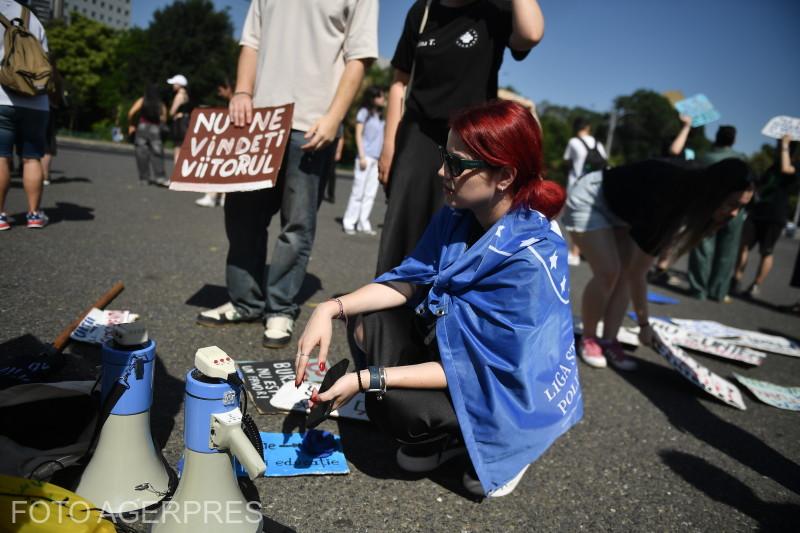 Studenţii protestează în Piaţa Victoriei "Voi aveţi buget, noi avem griji". Studenţii protestează faţă de iniţiativa Guvernului de a schimba bursele