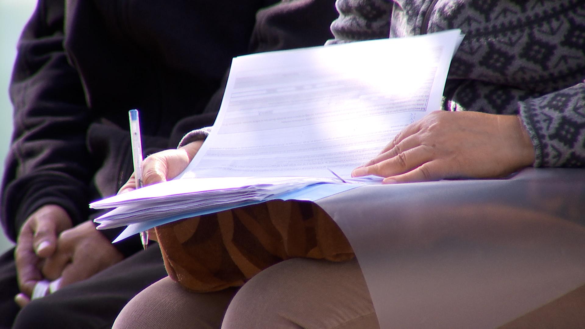 Guvernul va adopta azi schema de ajutor pentru 2 milioane de români. Plafonarea la energie expiră în 3 zile