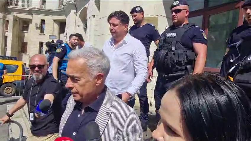 Călin Georgescu, audiat la Parchetul General. Susţinătorii i-au făcut "culoar" la intrare