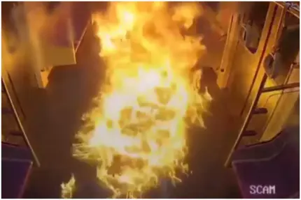 VIDEO Momentul în care un bărbat aruncă benzină într-un metrou din Seul și își dă foc hainelor. Zeci de victime