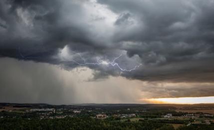 GALERIE FOTO Cod galben de vreme severă emis de ANM. Vijelii puternice lovesc în 13 județe, în următoarele ore
