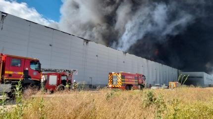 Incendiu de proporţii într-o hală din incinta unui parc logistic pe A1. A fost emis mesaj Ro-Alert