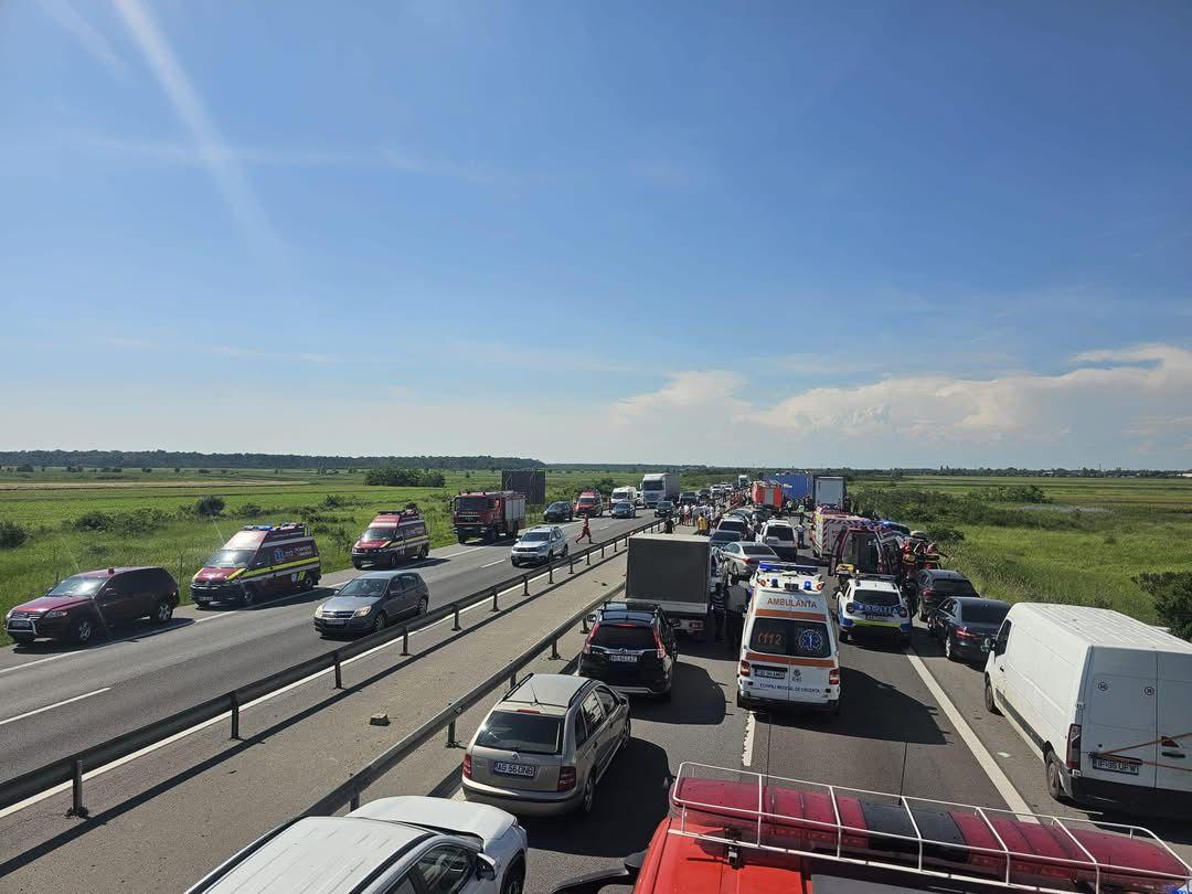 Accident grav pe A1 București-Pitești: 4 autoturisme și 3 TIR-uri implicate. A fost activat Planul Roşu