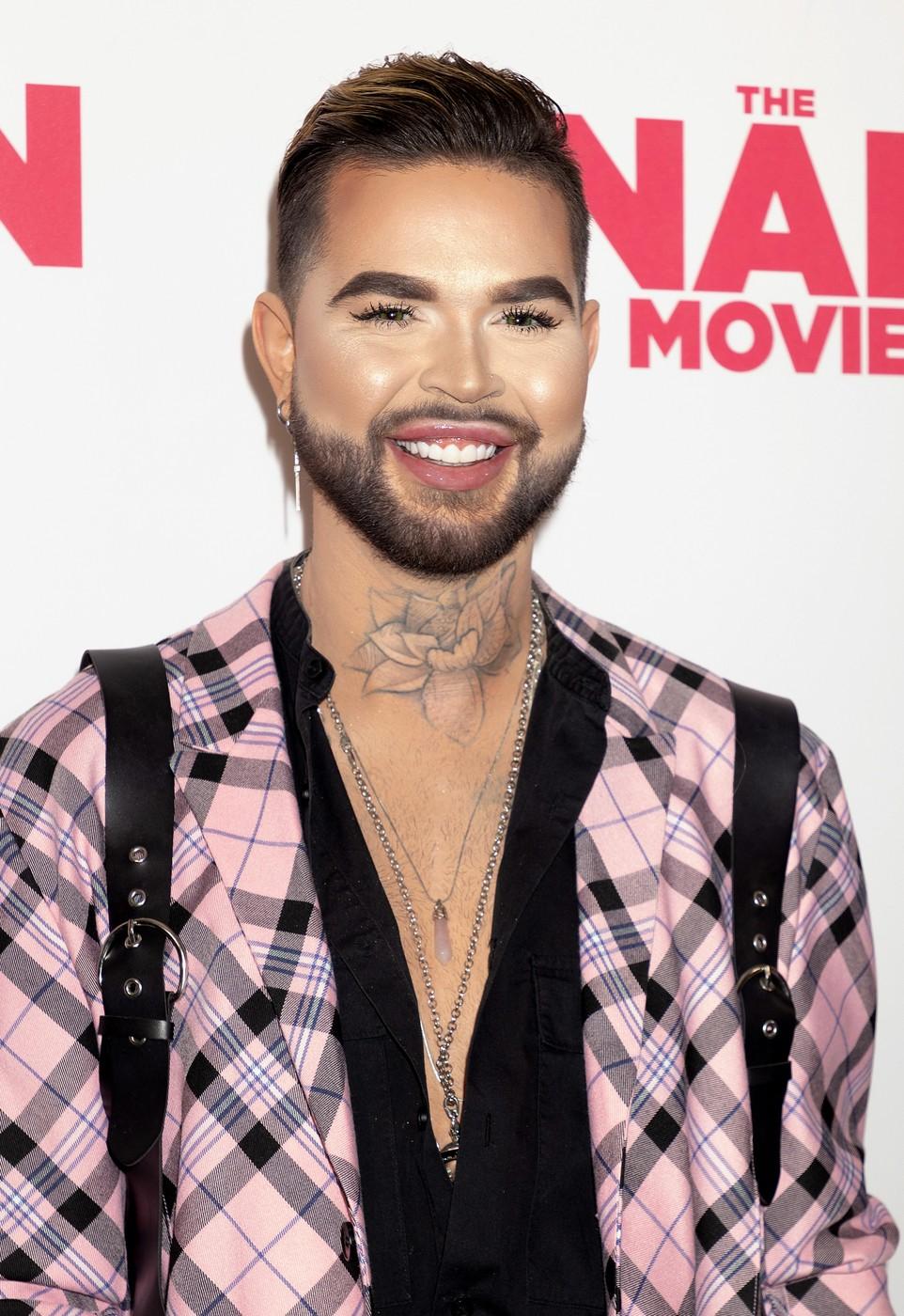 James Lee Williams în rolul The Vivienne