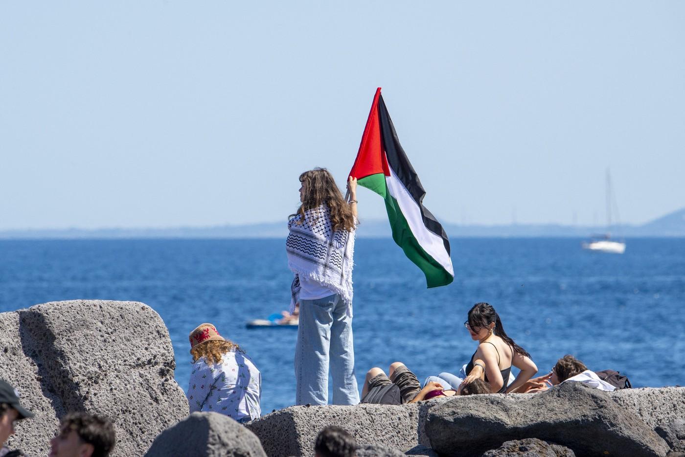 Greta cu drapelul Palestinei, înainte să se îmbarce pe Flotila Libertăţii