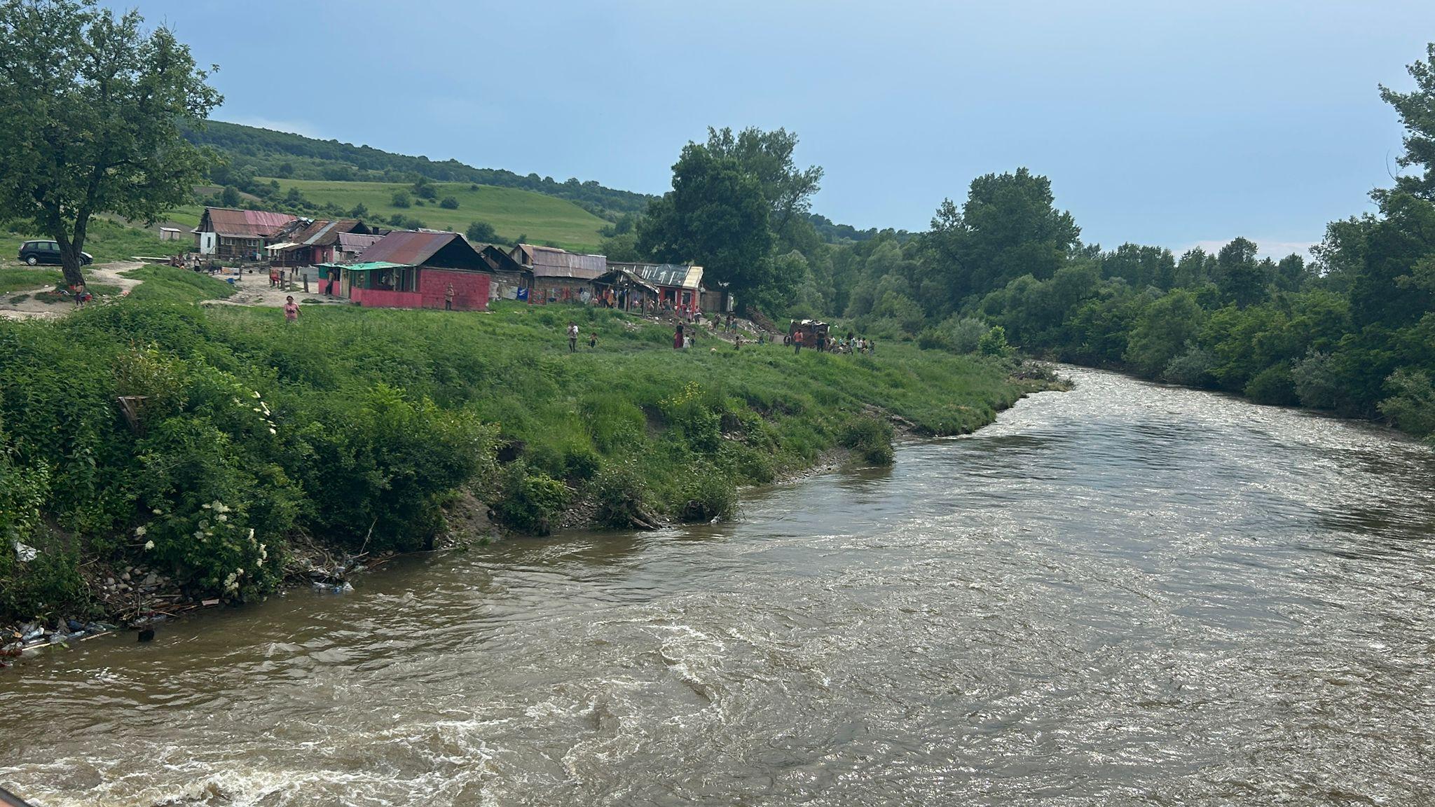 O fetiţă de 3 ani, căzută în râul Târnava Mare din Harghita. Pompierii au sistat căutările