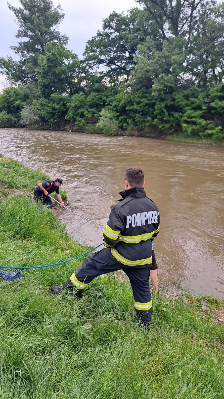 O fetiţă de 3 ani, căzută în râul Târnava Mare din Harghita. Pompierii au sistat căutările