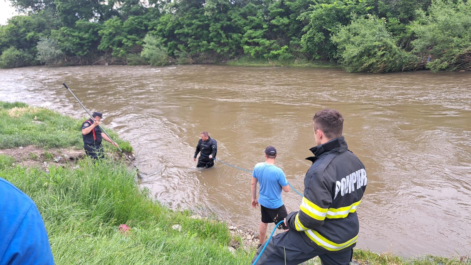O fetiţă de 3 ani, căzută în râul Târnava Mare din Harghita. Pompierii au sistat căutările