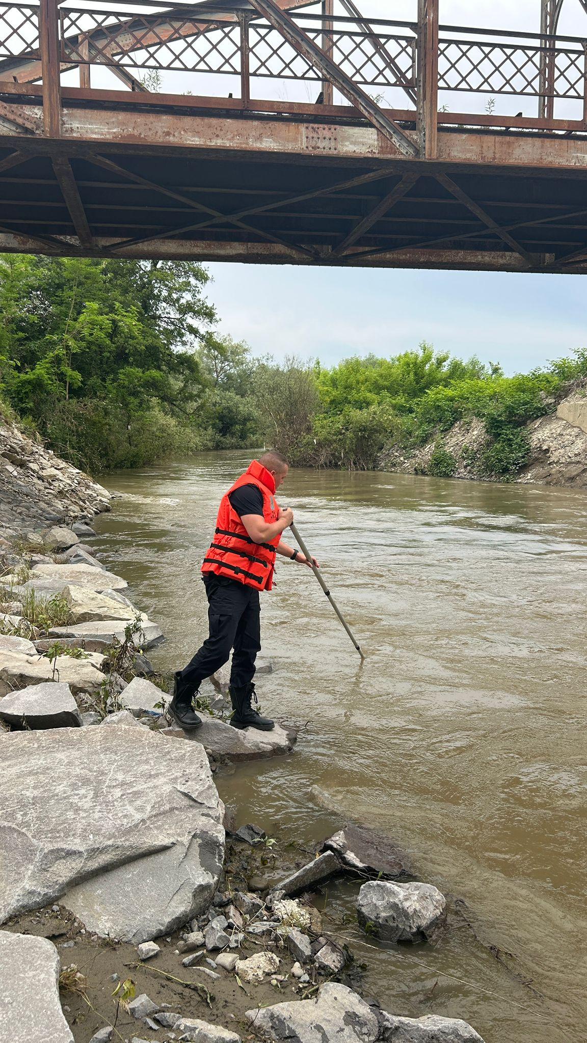 O fetiţă de 3 ani, căzută în râul Târnava Mare din Harghita. Pompierii au sistat căutările