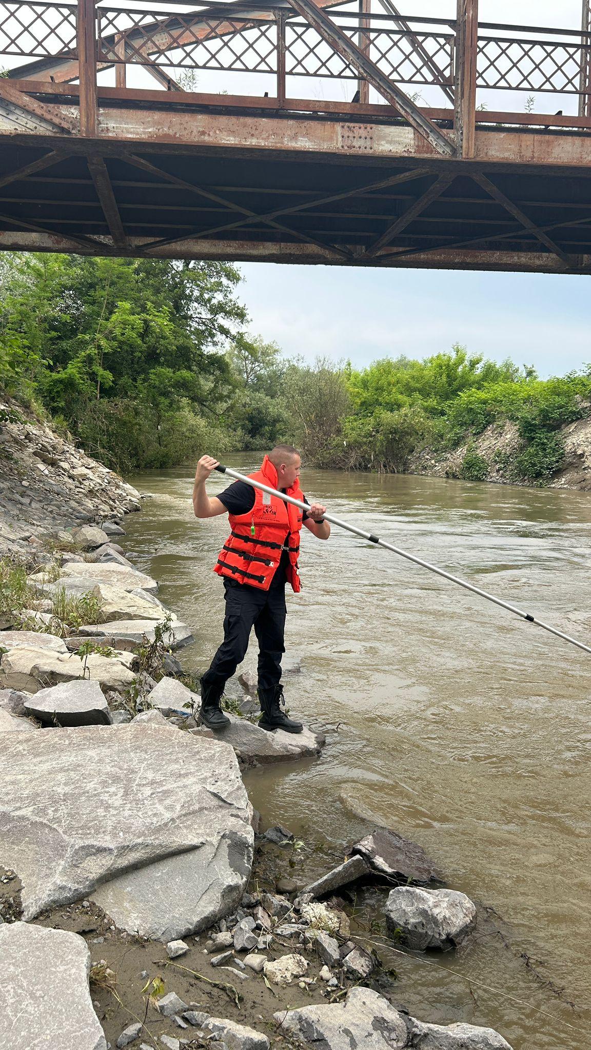 O fetiţă de 3 ani, căzută în râul Târnava Mare din Harghita. Pompierii au sistat căutările