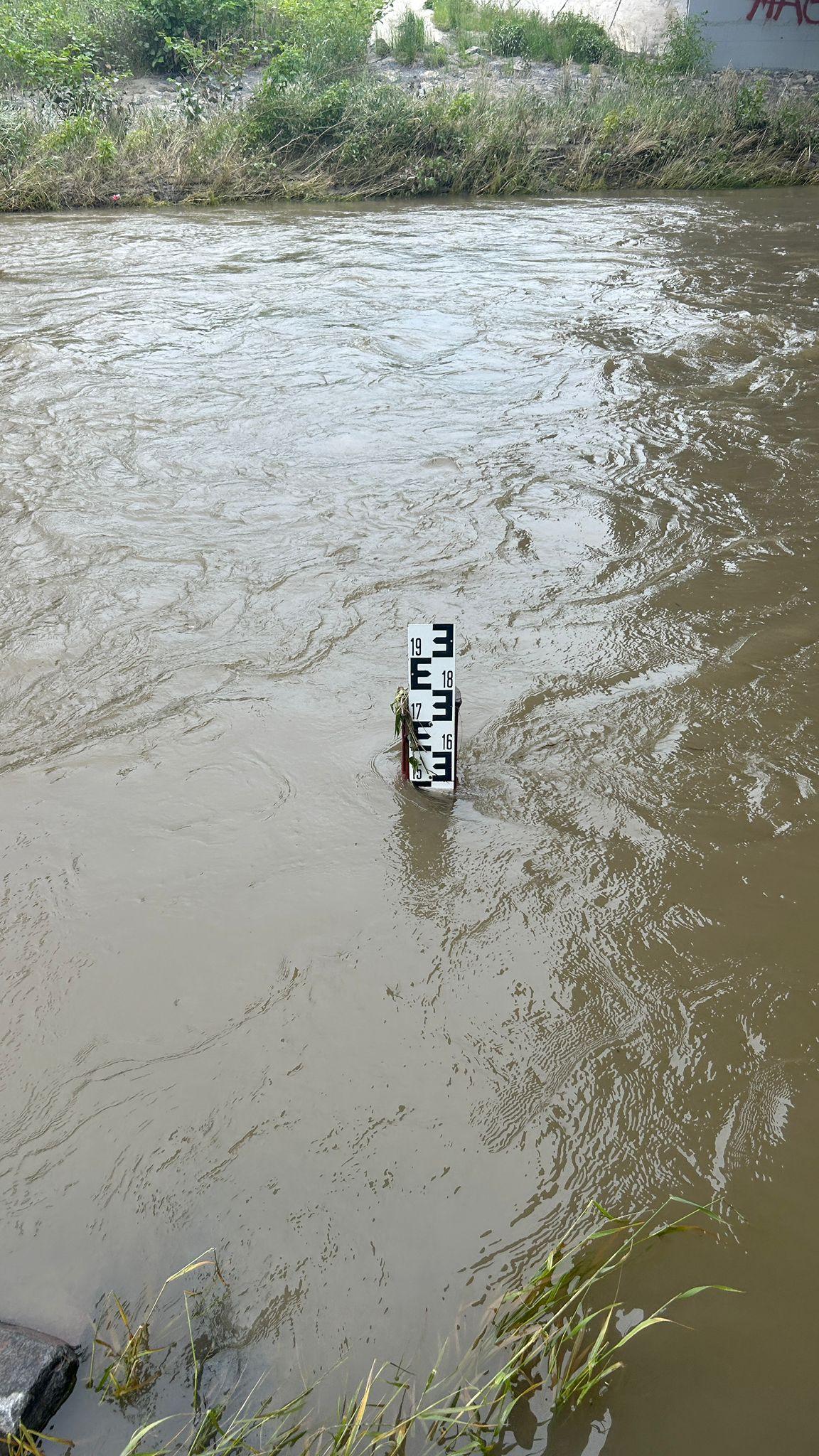 O fetiţă de 3 ani, căzută în râul Târnava Mare din Harghita. Pompierii au sistat căutările