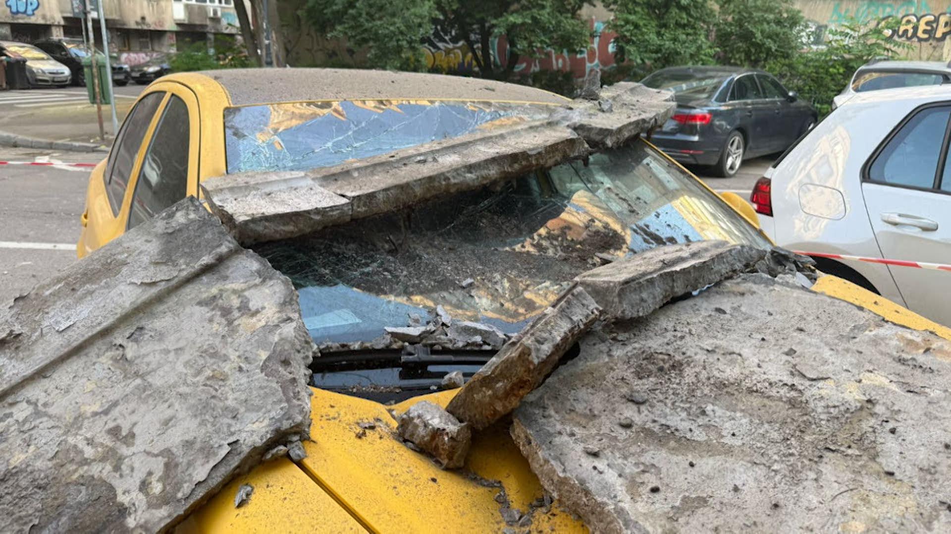 ANIMAŢIE. Maşina unui bucureştean făcută praf, după ce balconul unei clădiri a picat peste ea