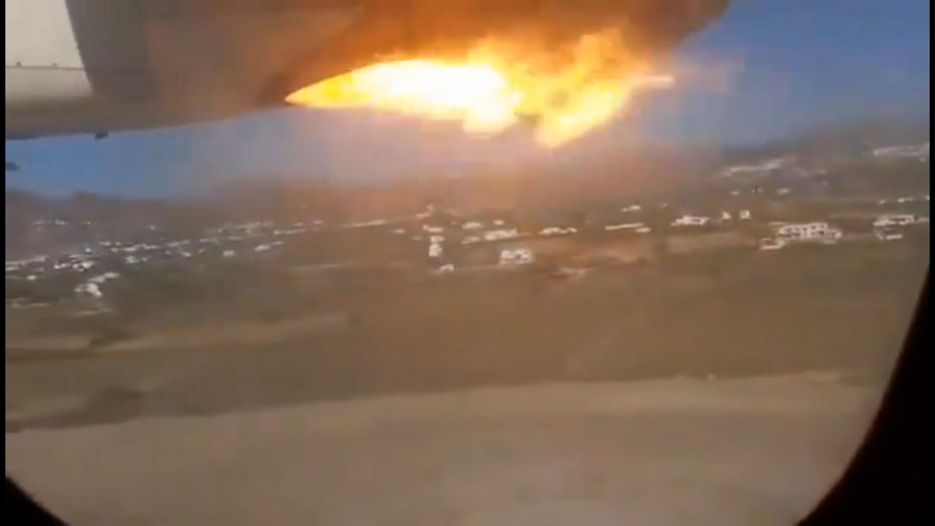 Panică la bordul unui avion care decolase din Grecia: motorul drept a luat foc. Cauza, necunoscută