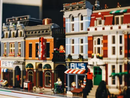 (P) De ce aleg studiourile celebre să colaboreze cu LEGO? Cum iau formă marile povești în jocurile copiilor (P) De ce aleg studiourile celebre să colaboreze cu LEGO? Cum iau formă marile povești în jocurile copiilor