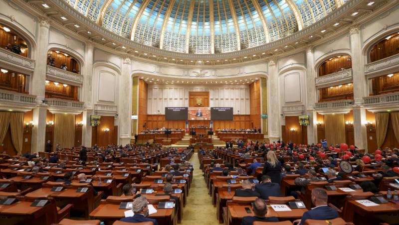 Moţiunea de cenzură împotriva Guvernului Bolojan, dezbătută și votată acum în Parlament
