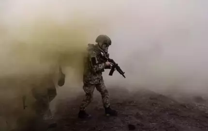 Soldat cu mască de gaze Ultimatum dat de Trump. Preşedintele SUA cere Rusiei să oprească războiul din Ucraina în 50 de zile