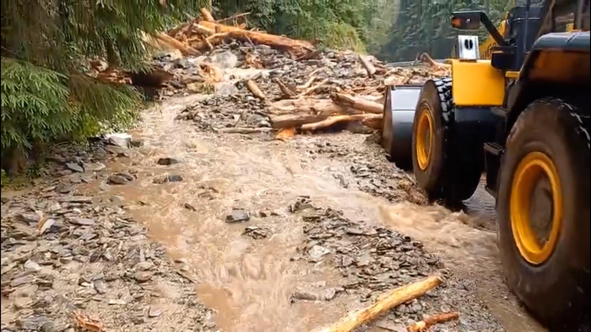 Transfăgărăşanul, blocat de o viitură de proporţii pe aproape un kilometru