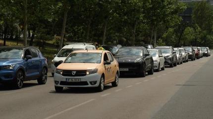 Tot mai multe maşini iau foc în mers sau chiar în parcare. Cum pot evita şoferii un incendiu