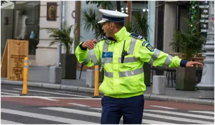 Trei ani cu suspendare și muncă la primărie pentru un polițist corupt din Maramureș Un polițist din Vișeu de Sus, condamnat pentru mită și abuz