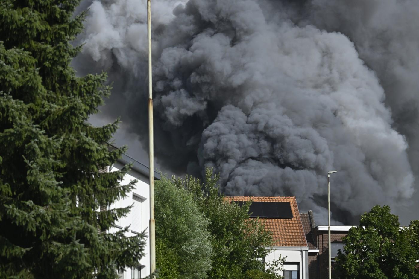 Incendiu devastator la Tomorrowland, chiar înainte de deschiderea festivalului: Scena principală distrusă