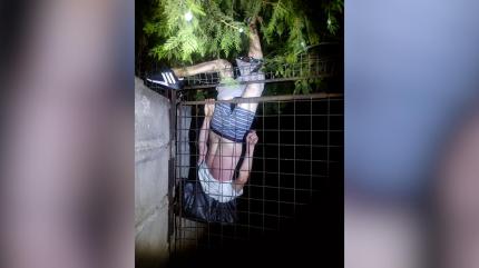 Urmărit de polițiști în Buzău, un bărbat a rămas agățat într-un gard