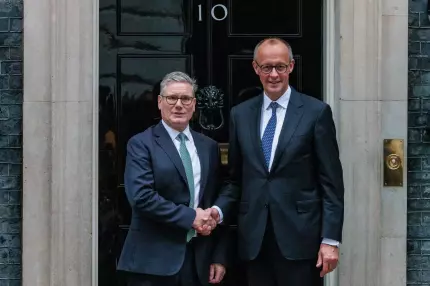 Friedrich Merz şi Keir Starmer Germania şi UK au semnat un "tratat de prietenie". Printre acorduri, sprijin militar în caz de atac