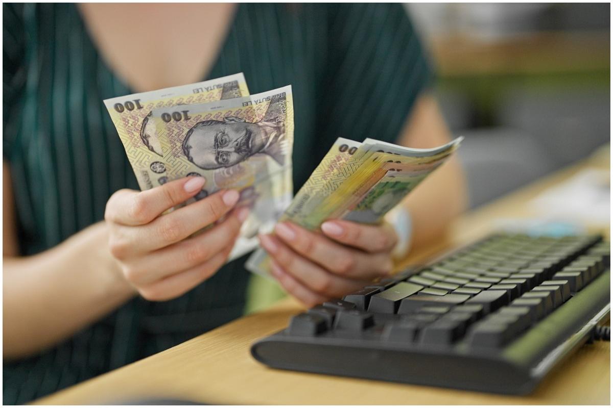 Cât de mult câștigă bugetarii față de angajații din privat. România, singura peste media UE