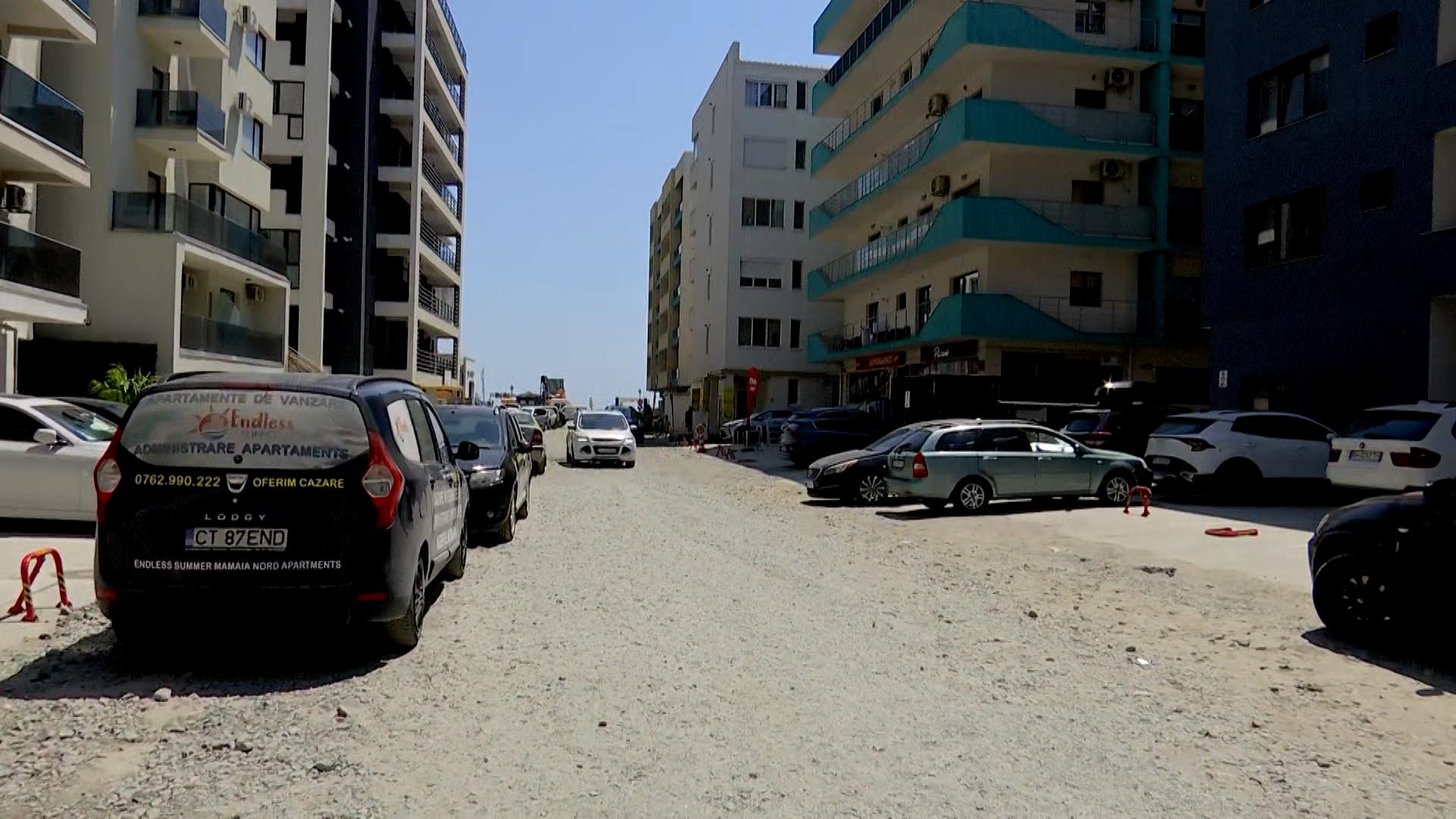 Plaja din România cu vibe de litoral grecesc umbrită de şantiere: locuri înghesuite, străzi desfundate, praf