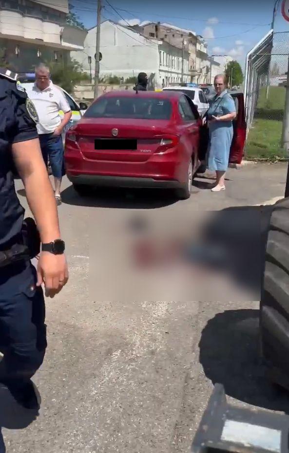 Crimă în plină stradă în Brăila. Cătălin s-a prăbuşit la pământ, după ce ar fi fost înjunghiat de cumnatul său