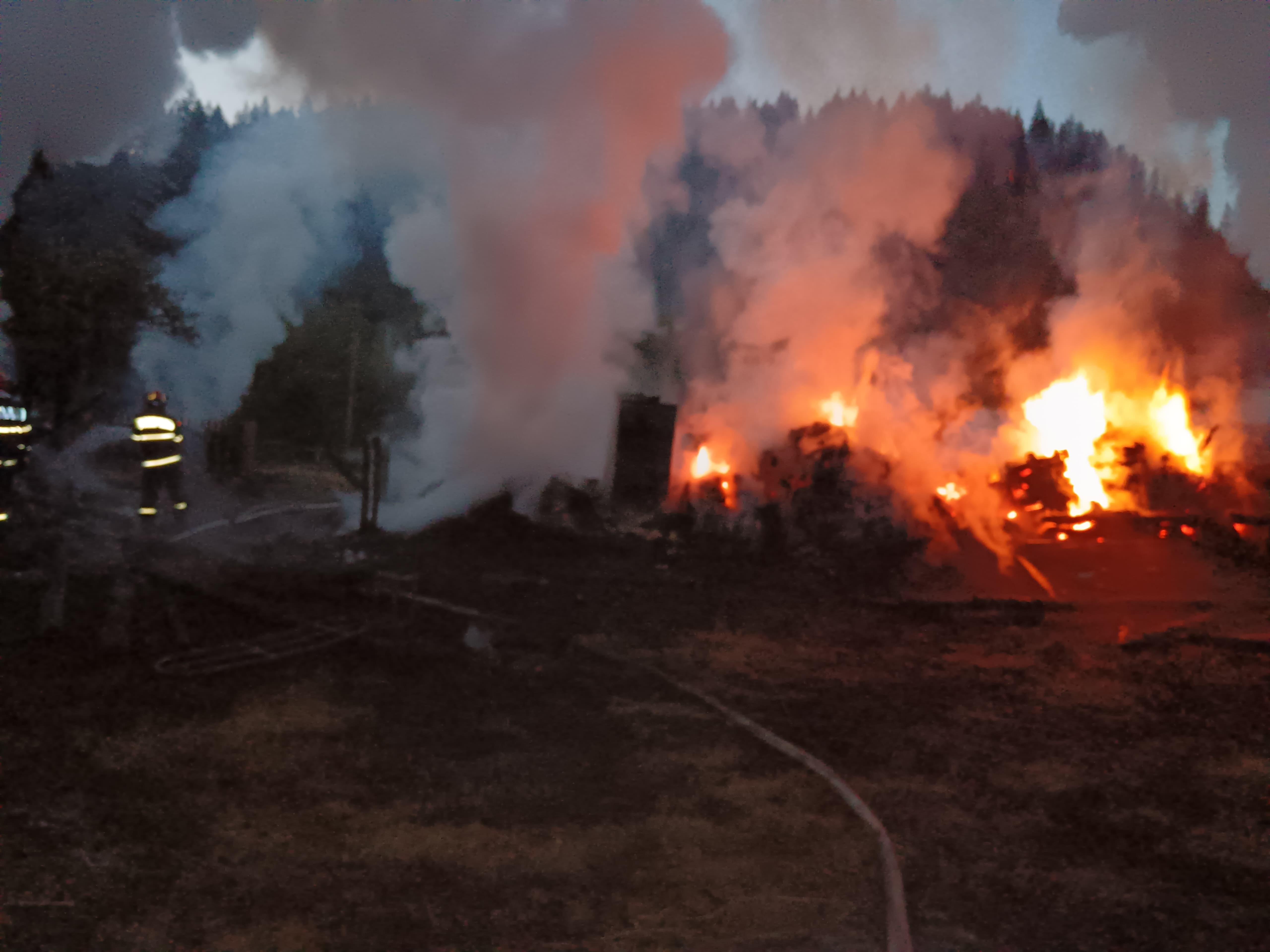 Un bătrân din Suceava s-a sinucis, supărat că a fost abandonat de fetele sale. Şi-a dat foc la casă