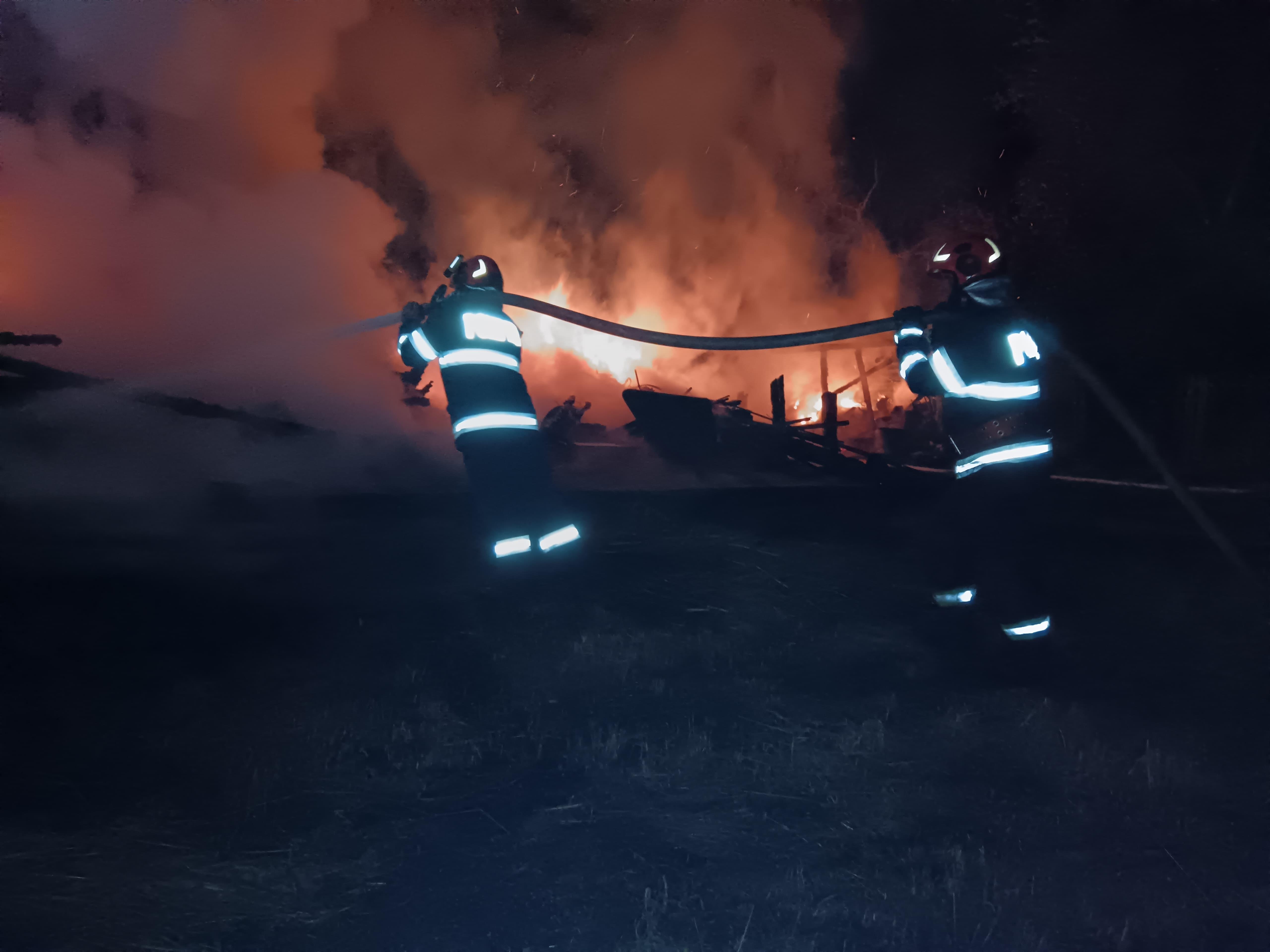 Un bătrân din Suceava s-a sinucis, supărat că a fost abandonat de fetele sale. Şi-a dat foc la casă