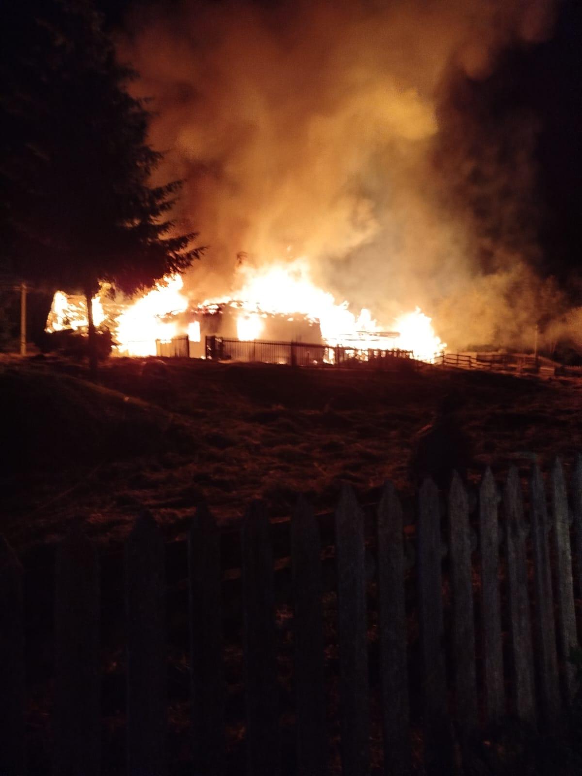 Un bătrân din Suceava s-a sinucis, supărat că a fost abandonat de fetele sale. Şi-a dat foc la casă