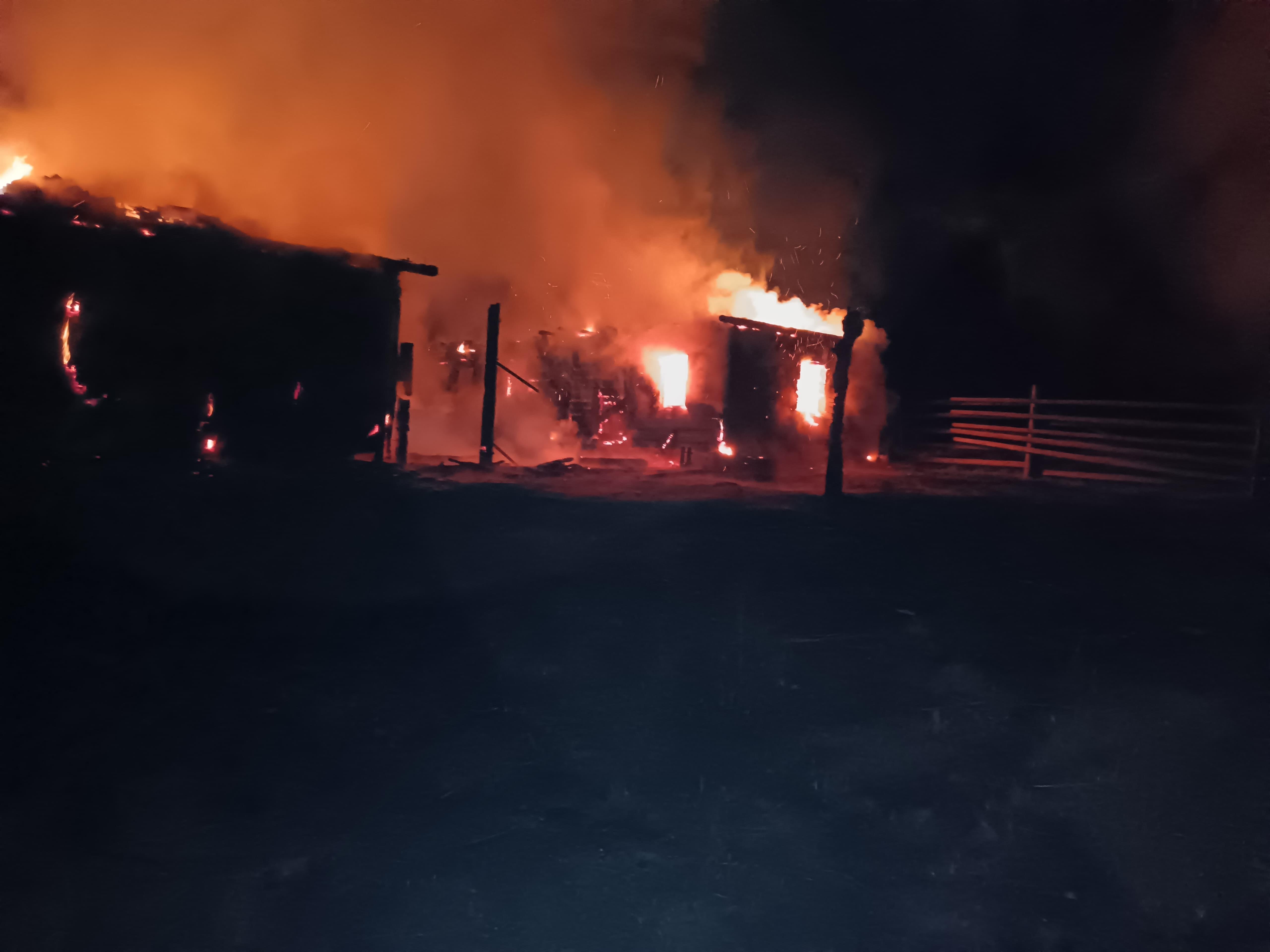 Un bătrân din Suceava s-a sinucis, supărat că a fost abandonat de fetele sale. Şi-a dat foc la casă