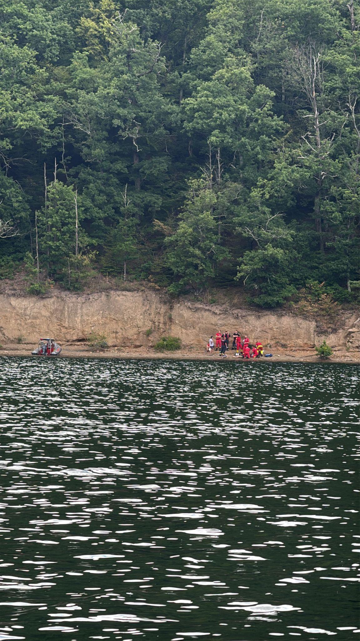 Un tânăr de 20 de ani a murit, după ce a căzut în lacul Tarniţa, din Cluj. A dispărut în apă într-o clipă