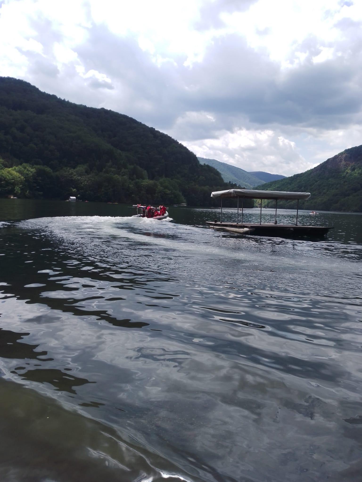 Un tânăr de 20 de ani a murit, după ce a căzut în lacul Tarniţa, din Cluj. A dispărut în apă într-o clipă