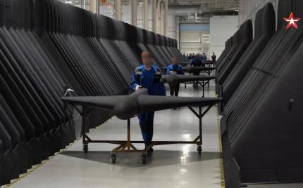 Imagini din "cea mai mare și secretă" fabrică de drone din lume. Visul lui Putin, îndeplinit de adolescenţi
