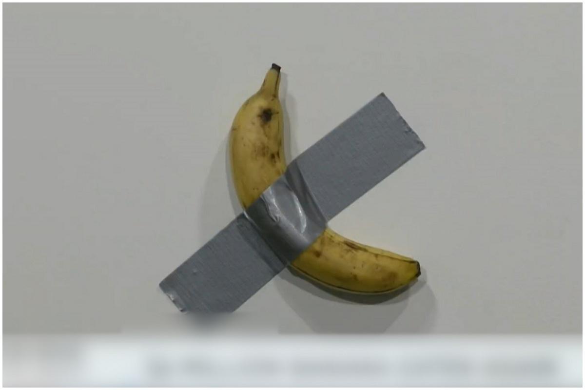 Un turist a mâncat celebra banană lipită cu bandă adezivă pe un perete